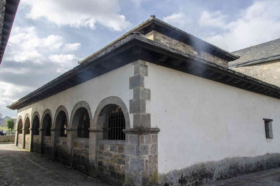 Comunidad Foral de Navarra 179 - Orreaga-Roncesvalles - silo de Carlomagno.jpg